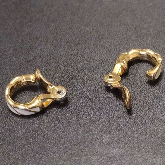 Vintage gold tone Monet clip on earrings - Picture 8 of 11